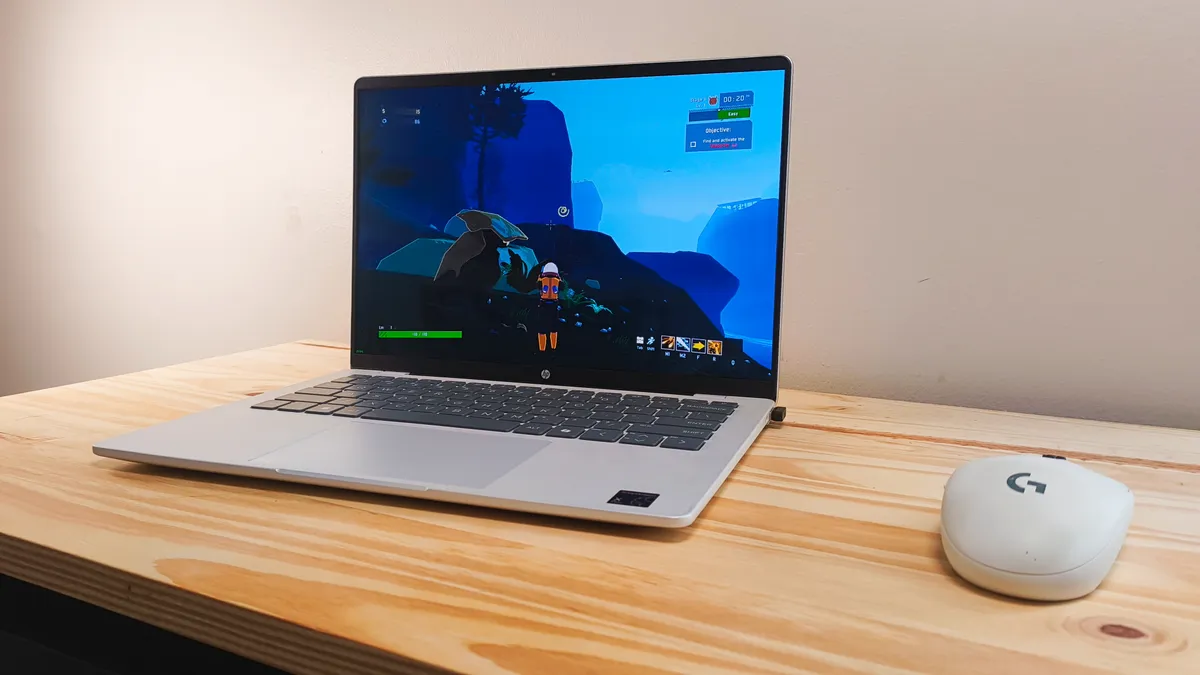 桌上的 HP OmniBook 5 14 英寸新一代 AI PC