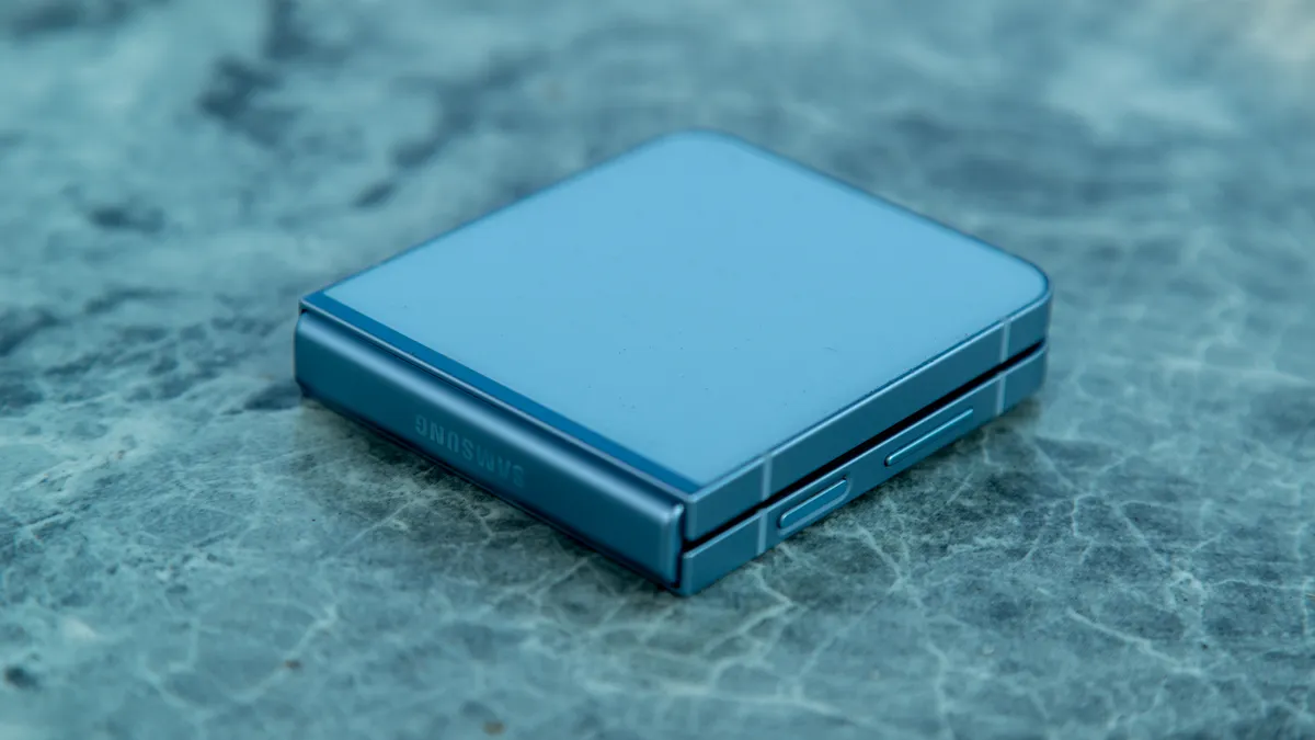 三星 Galaxy Z Flip 6 折叠在蓝色桌子上