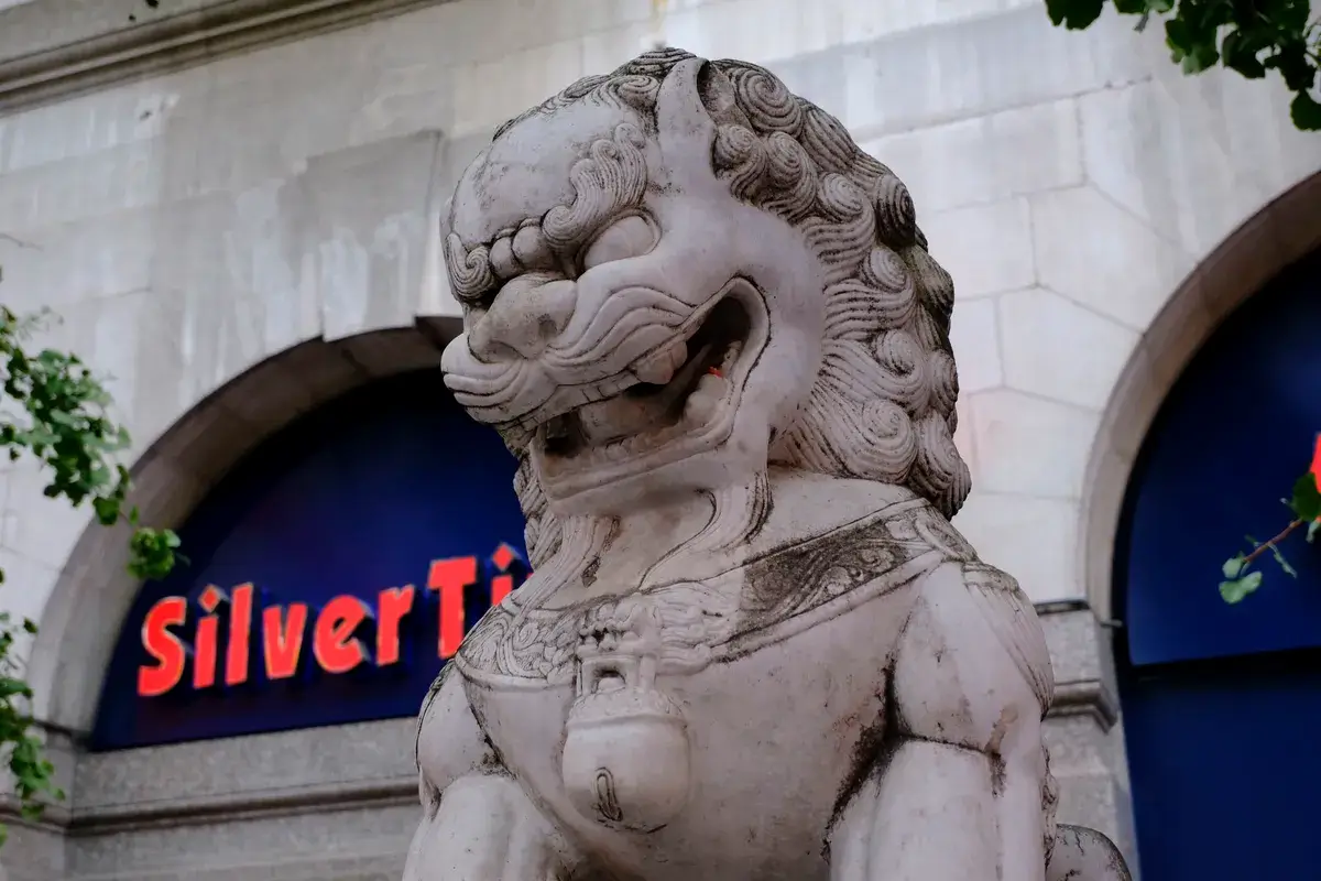 富士 X-T30 III 样张——伦敦唐人街的街景