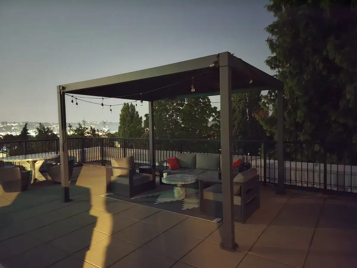 夜晚，凉亭下的沙发