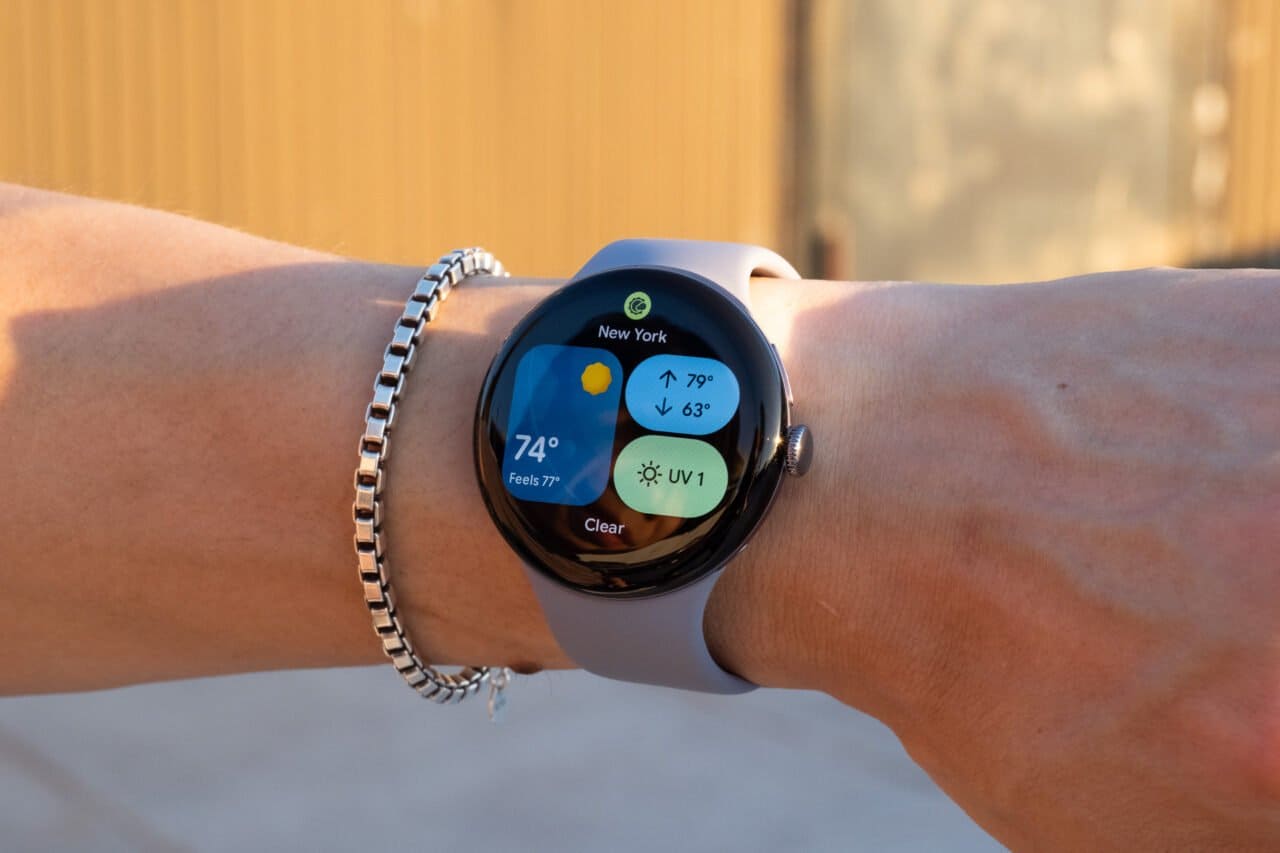 手腕上戴着 Google Pixel Watch 4