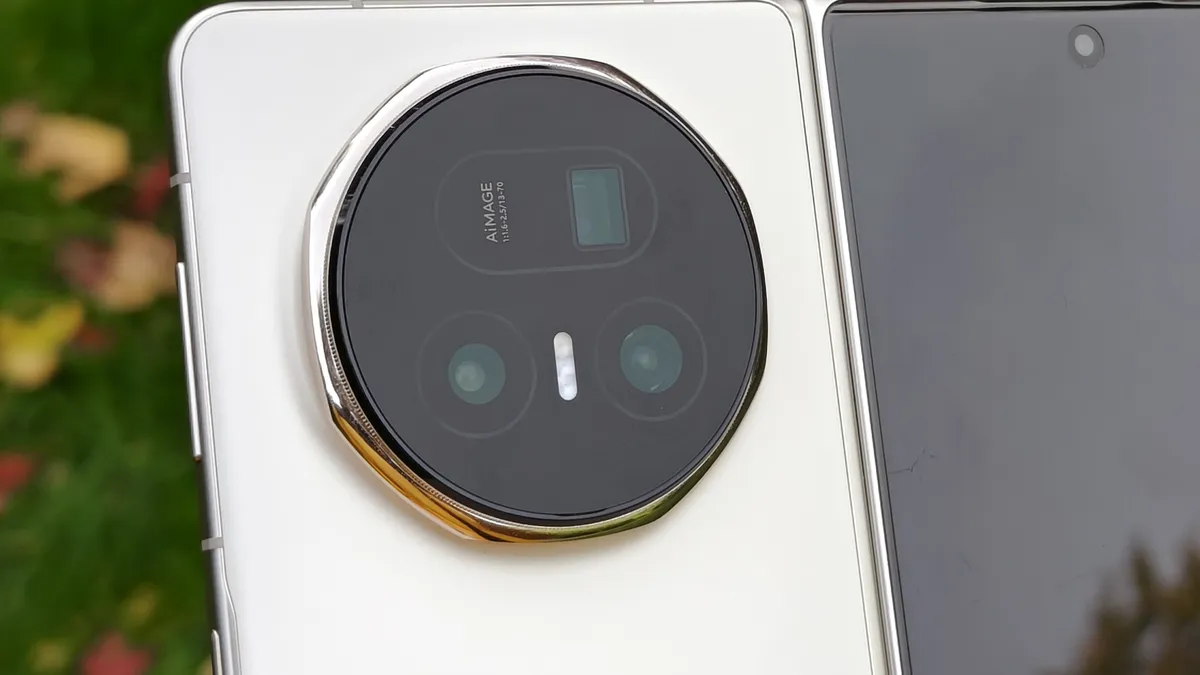 荣耀Magic V5的相机岛