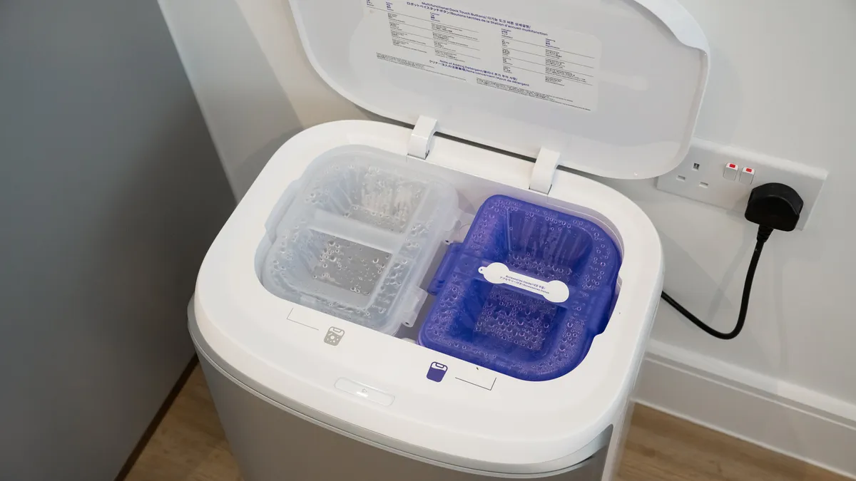 Narwal Flow 码头的盖子打开，露出内部水箱