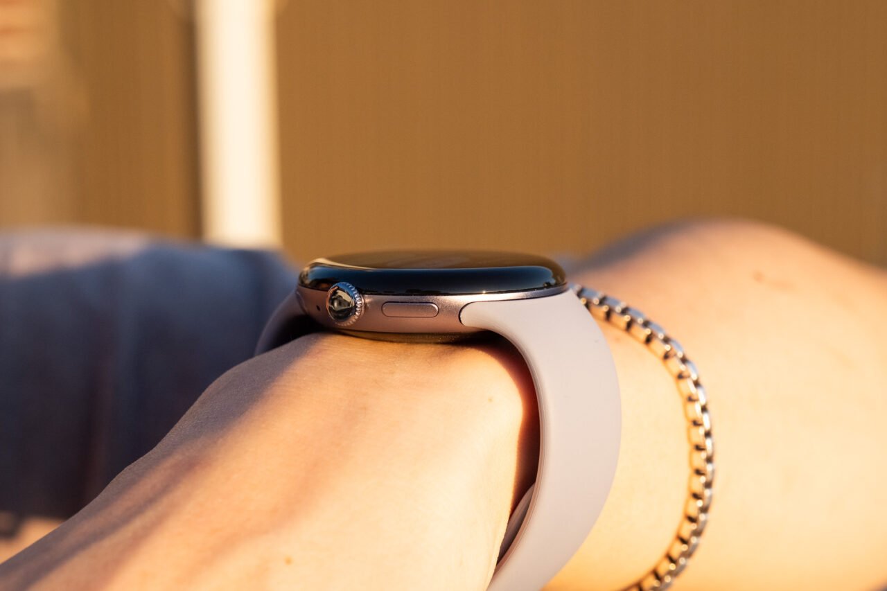 Google Pixel Watch 4 侧面