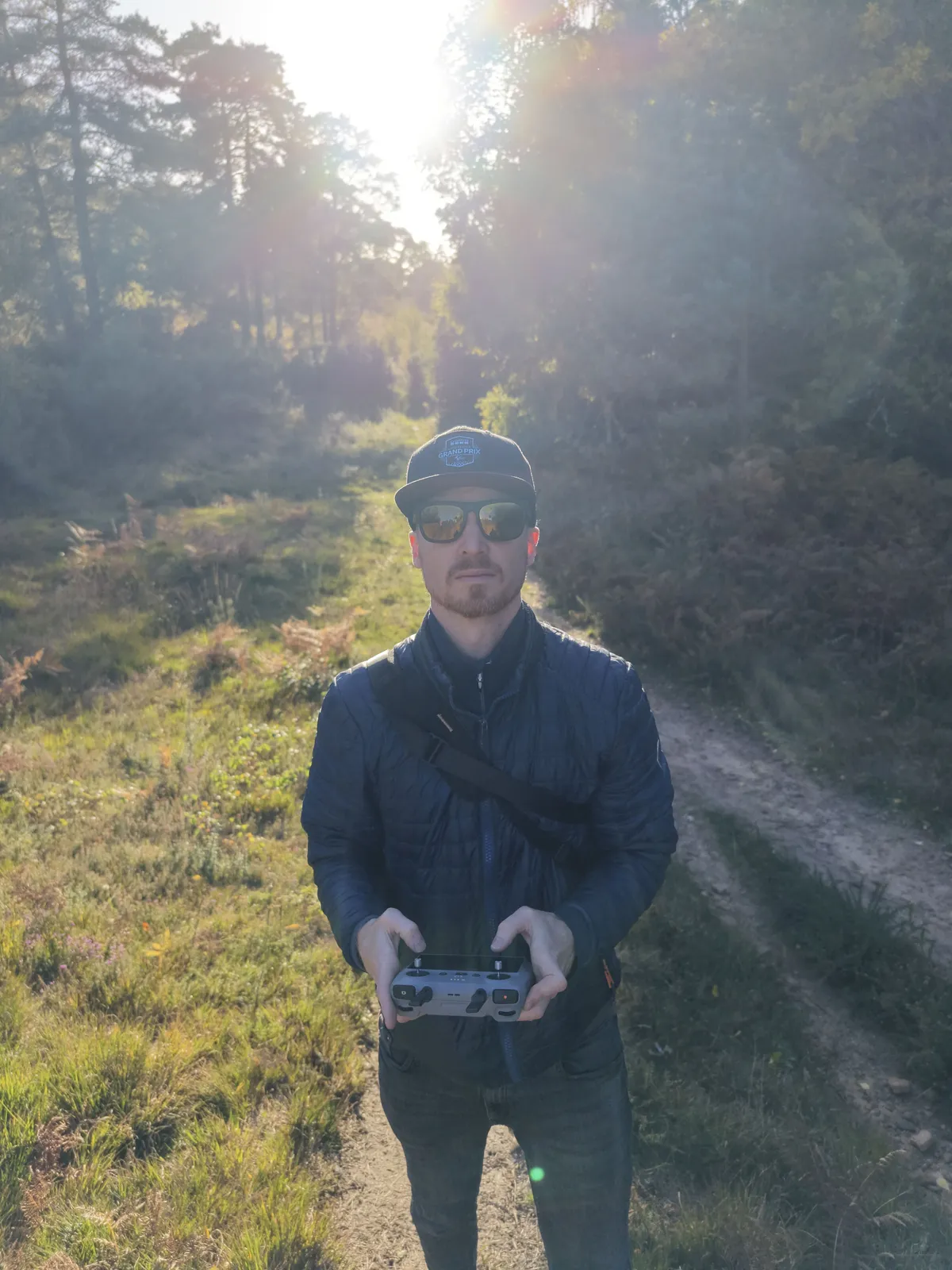 DJI Mini 5 Pro 样张：荒野中的背光飞行员