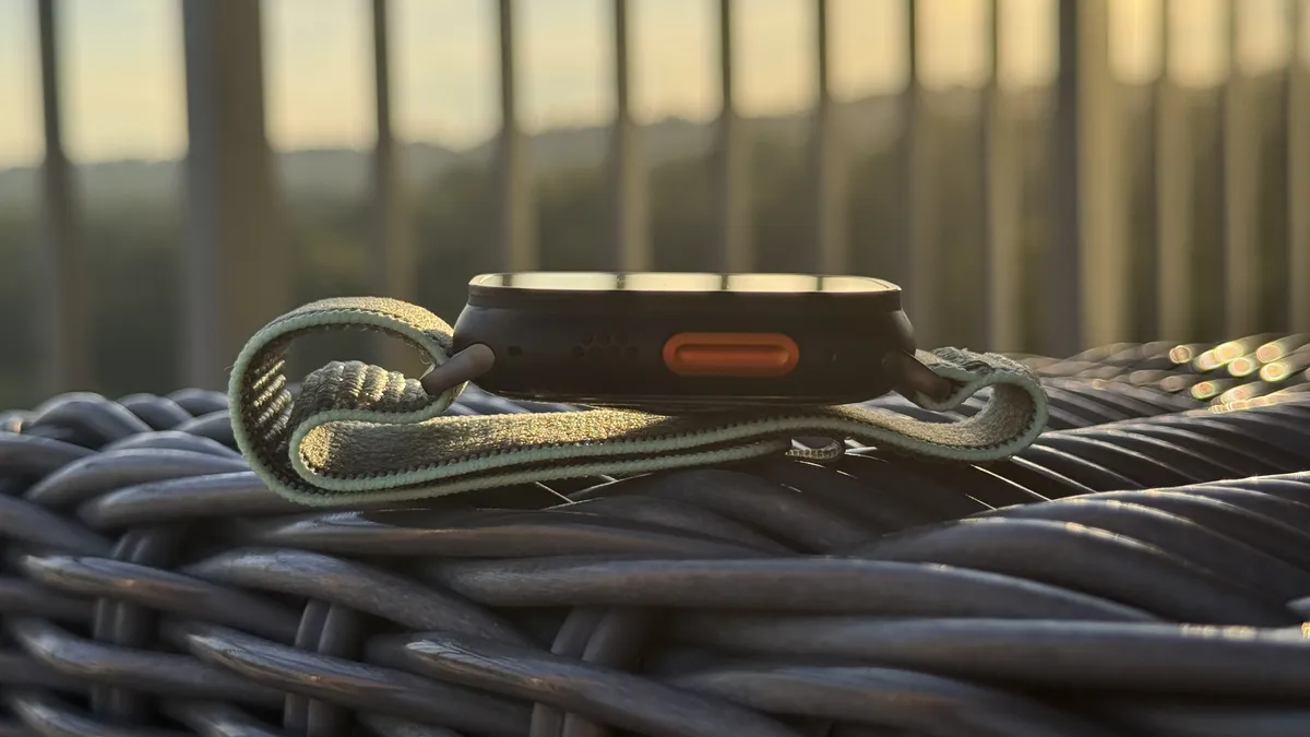 Apple Watch Ultra 3 侧面