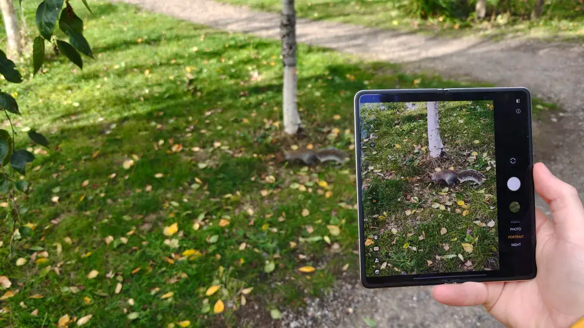 荣耀Magic V5展开，相机应用程序打开