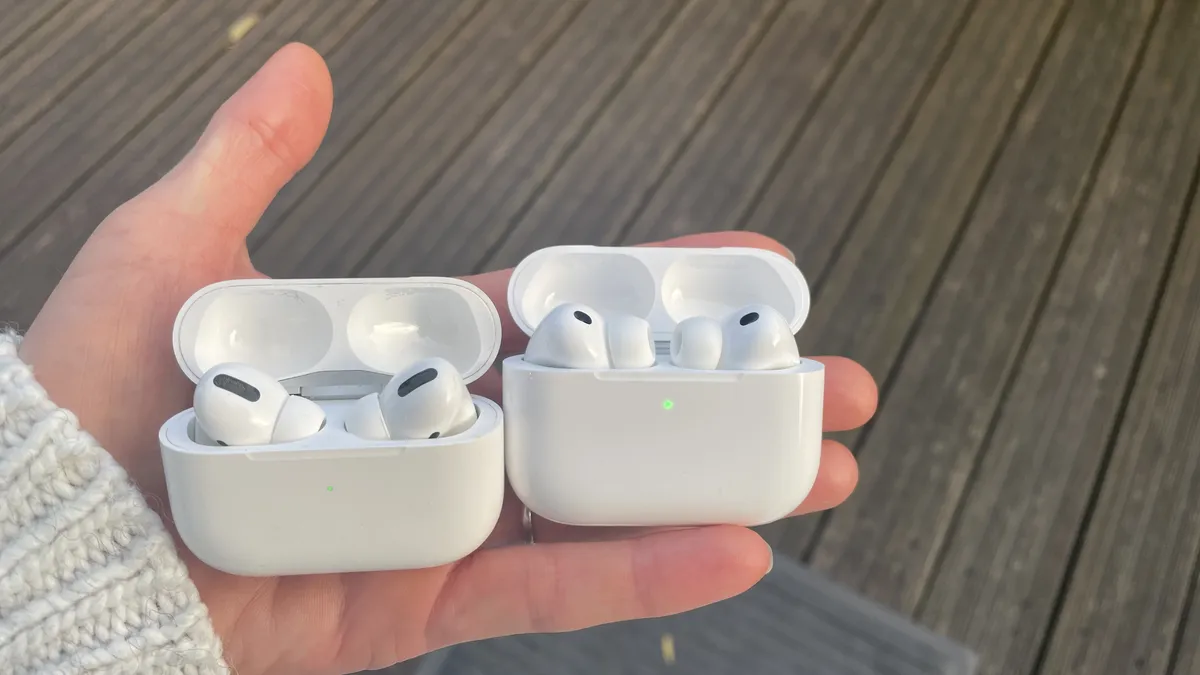 手中拿着 Apple AirPods Pro 3，背景为米色羊毛布