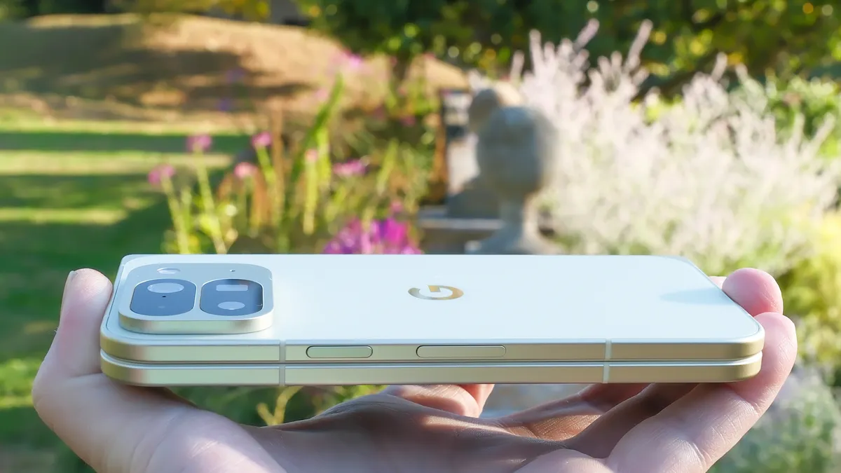 Google Pixel 10 Pro Fold 侧面