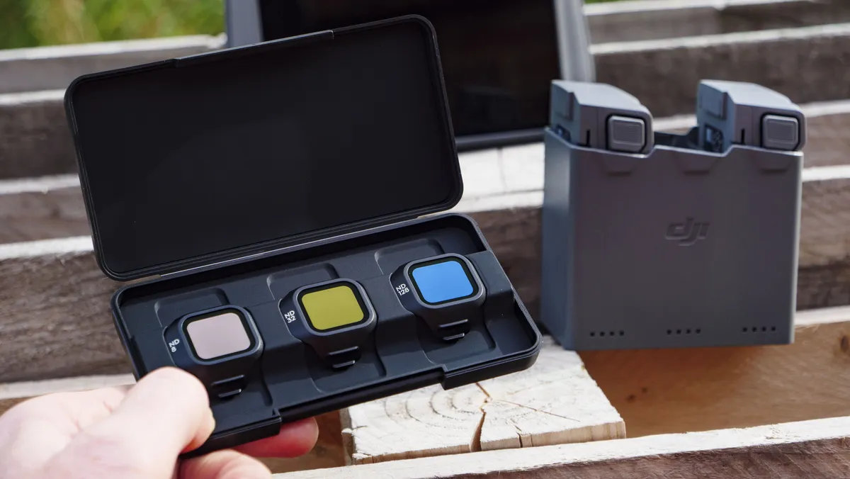 DJI Mini 5 Pro 的 ND 滤镜套装，背景为电池充电管家