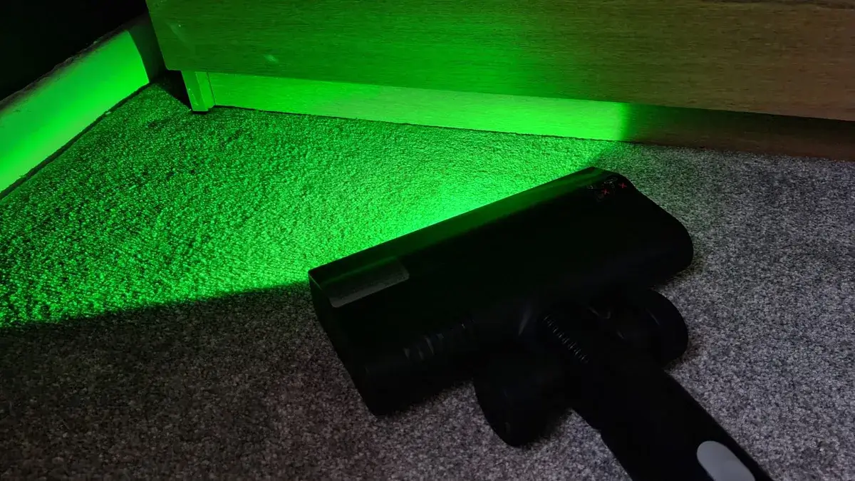 Roborock H60 Hub Ultra 绿灯照亮角落