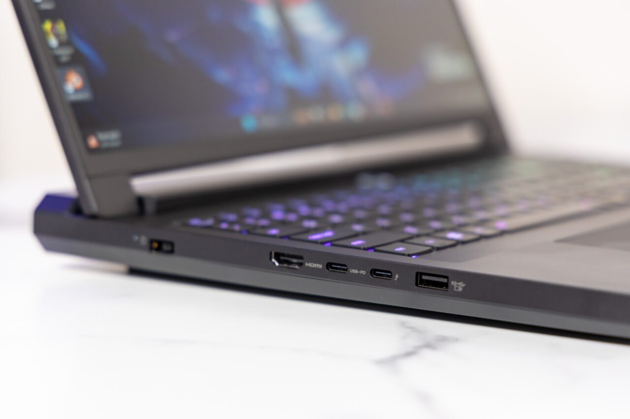 联想 Legion Pro 7i 左侧端口