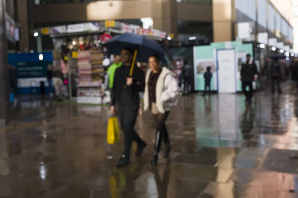 徕卡 M EV1 样张集：两人在伦敦的伞下行走