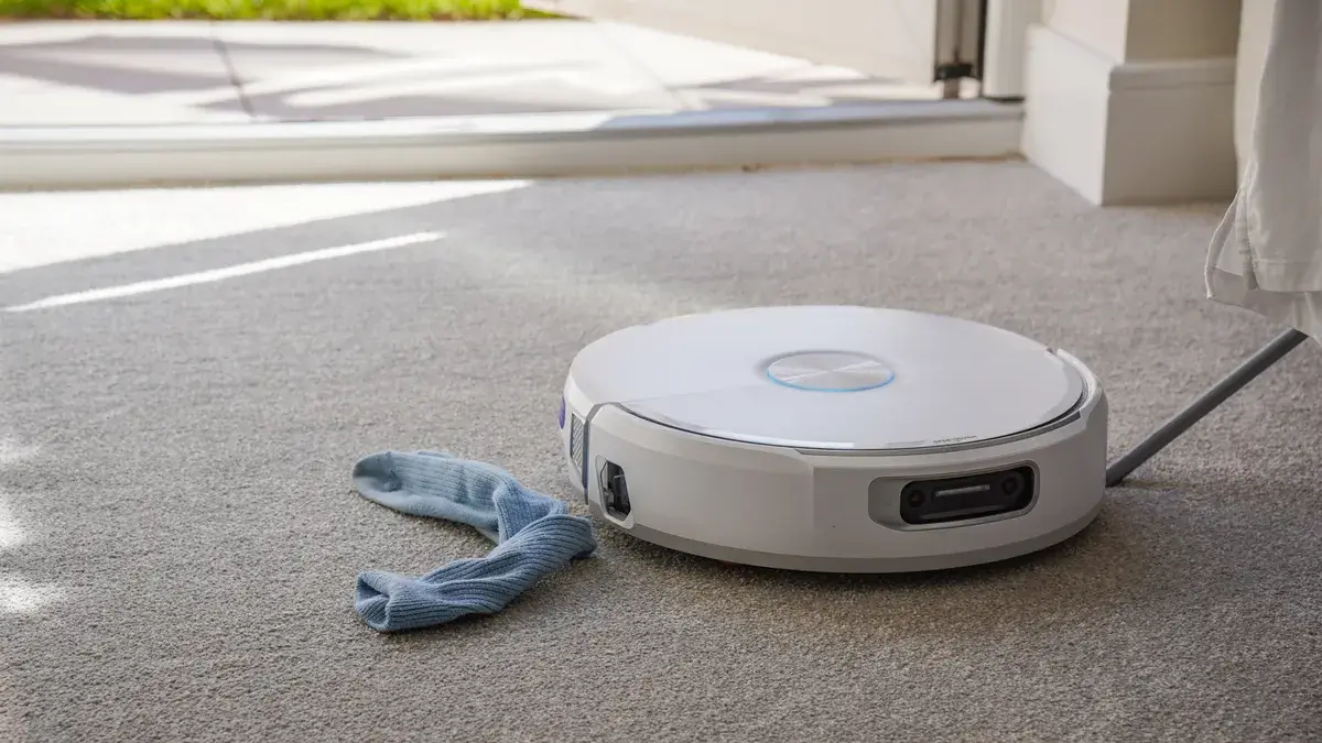 Narwal Flow 机器人吸尘器避开了袜子