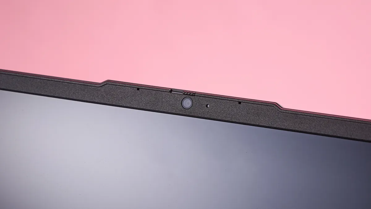 联想 LOQ Essential Gen 9 笔记本电脑的摄像头特写，笔记本电脑打开放在桌面上。