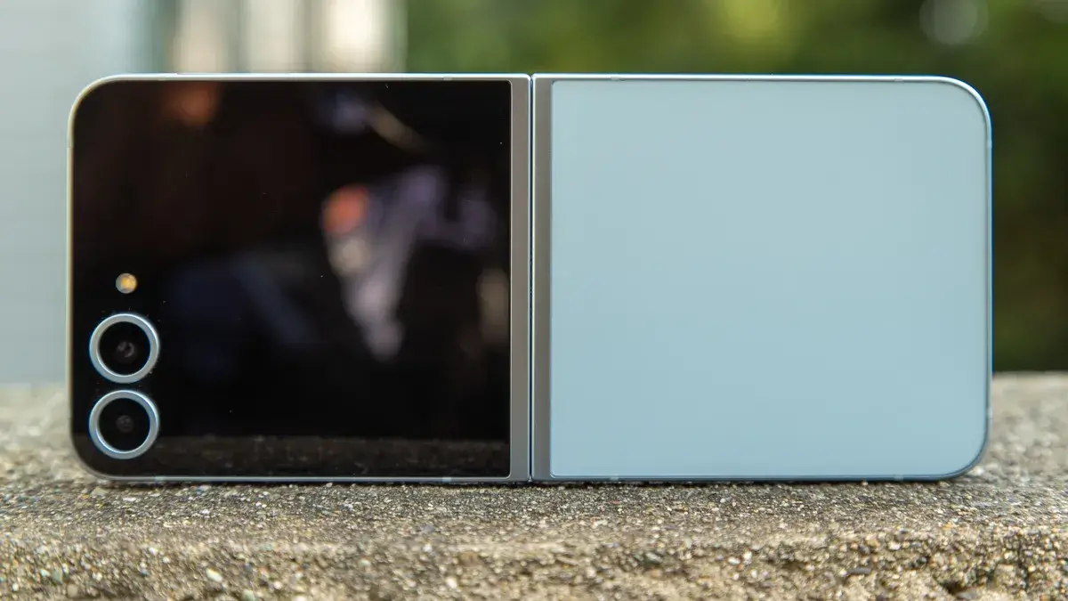 三星 Galaxy Z Flip 6 侧放在窗台上