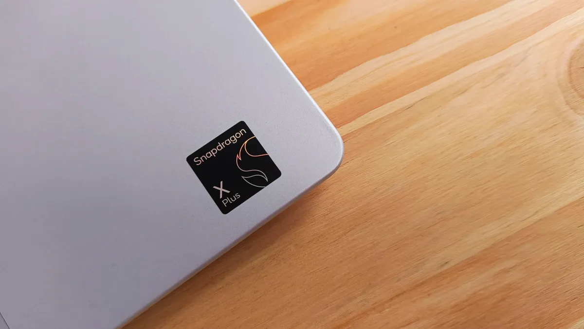 桌上的 HP OmniBook 5 14 英寸新一代 AI PC