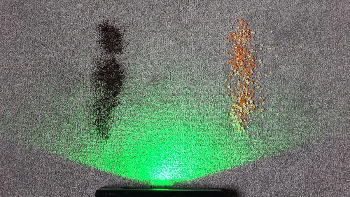 使用 Roborock H60 Hub Ultra 吸尘器进行吸力测试之前，将茶和燕麦/扁豆放在地板上