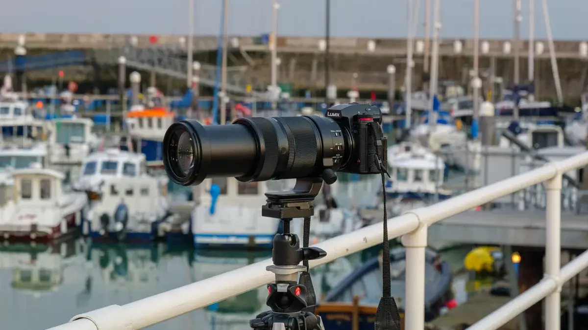 松下 Lumix S 100-500mm F5-7.1 OIS 镜头固定在栏杆上