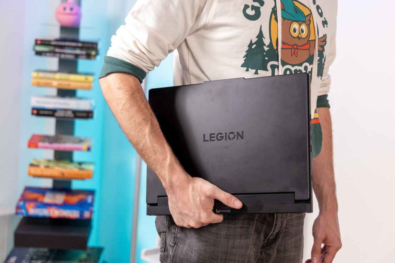 联想 Legion Pro 7i 抱在肋下