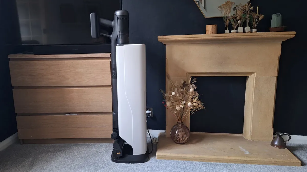 Roborock H60 Hub Ultra 在其底座中