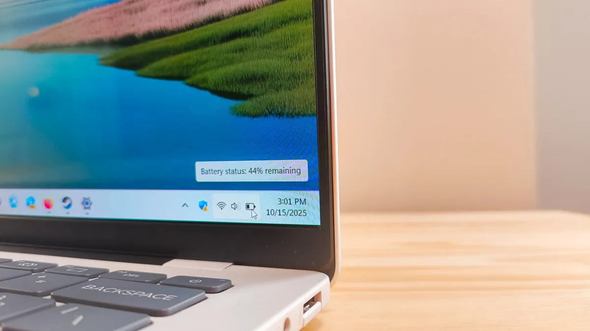 桌上的 HP OmniBook 5 14 英寸新一代 AI PC