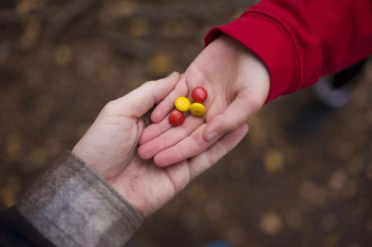 徕卡 M EV1 样片集：M&M 糖果被传递