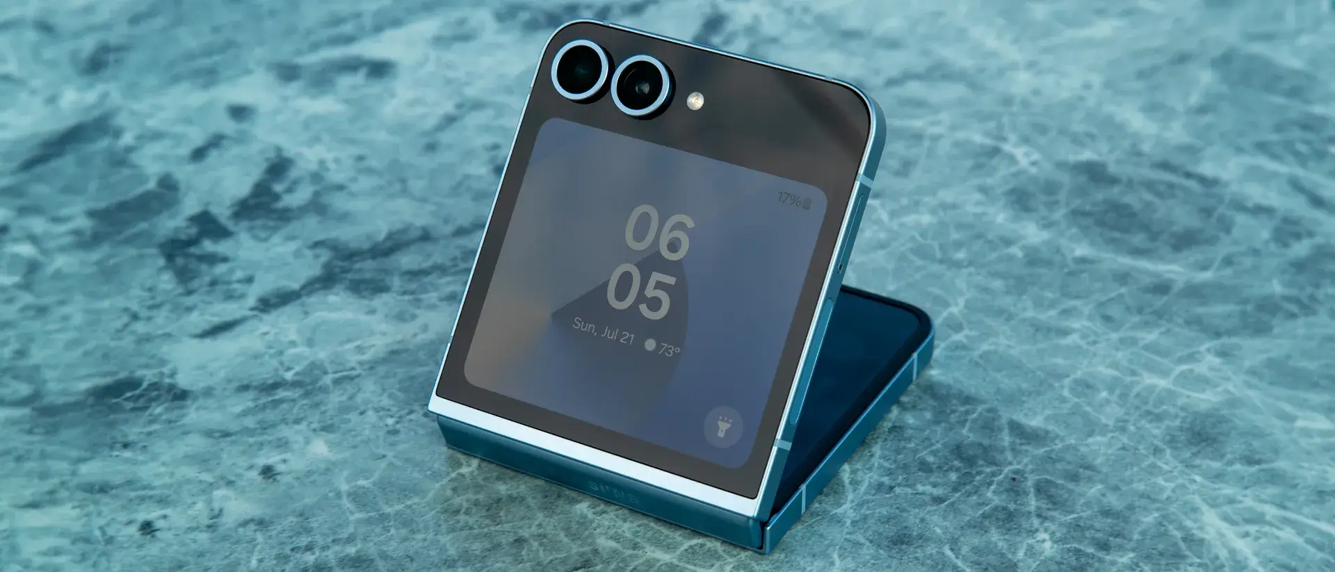 蓝色桌子上的 Galaxy Z Flip 6