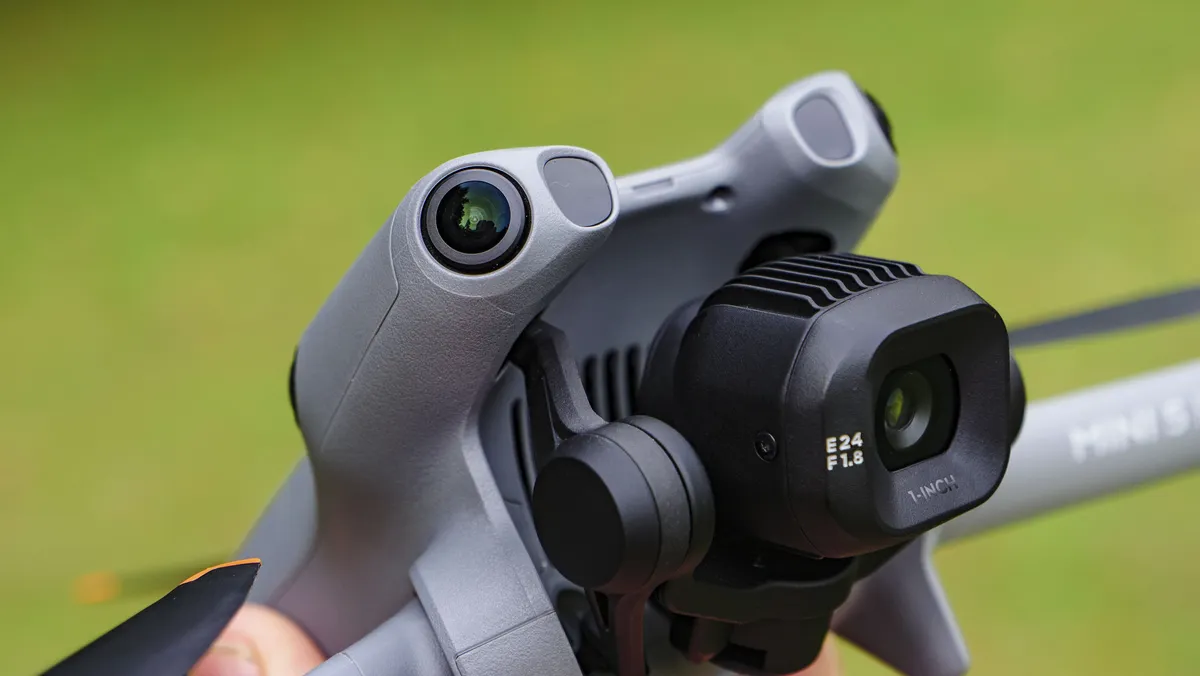 DJI Mini 5 Pro 无人机的 LiDAR 和物体感应传感器特写