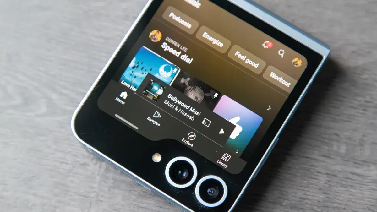 Galaxy Z Flip 6 封面屏幕上的 YouTube Music