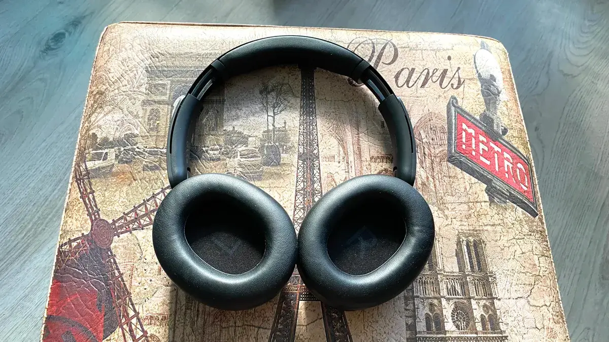 巴黎凳子上的 OneOdio Focus A6 头戴式耳机内耳罩