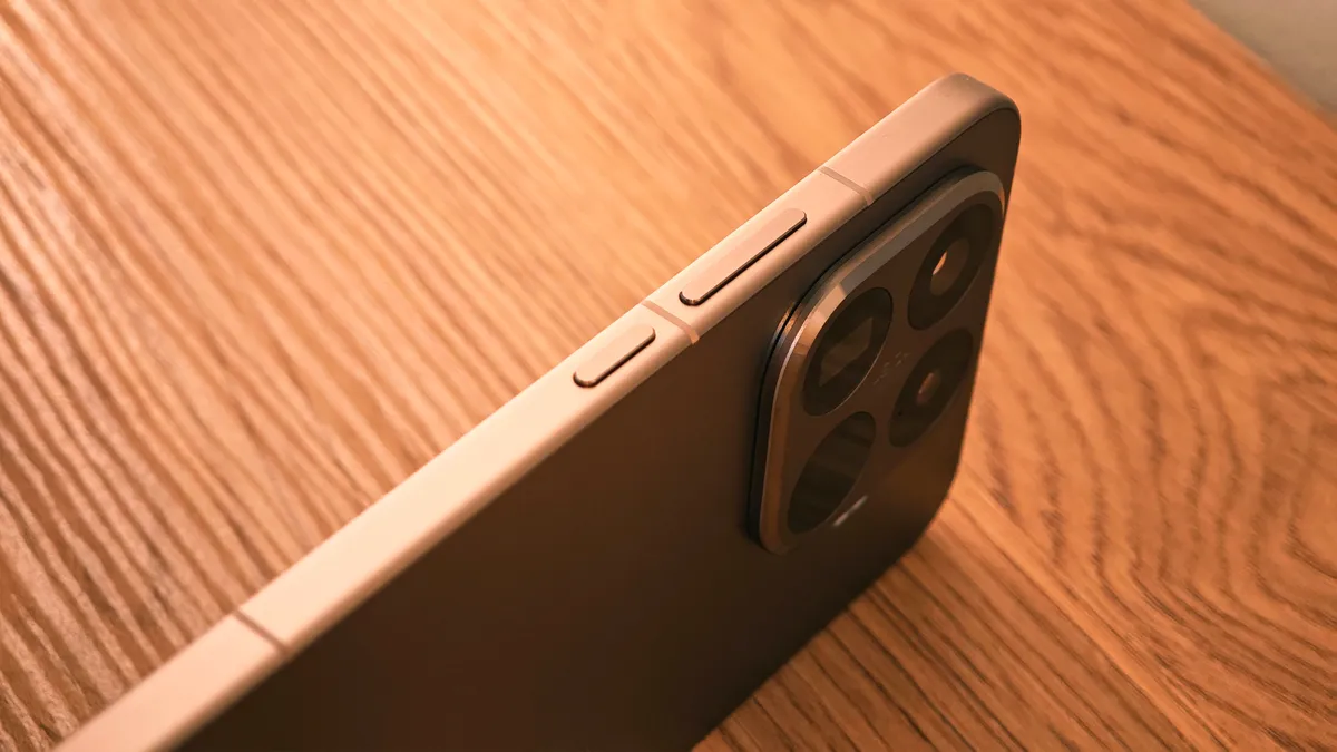 小米 15T Pro 测评 侧面按钮呈角度