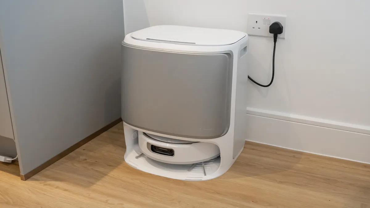 Narwal Flow 机器人吸尘器位于其底座中