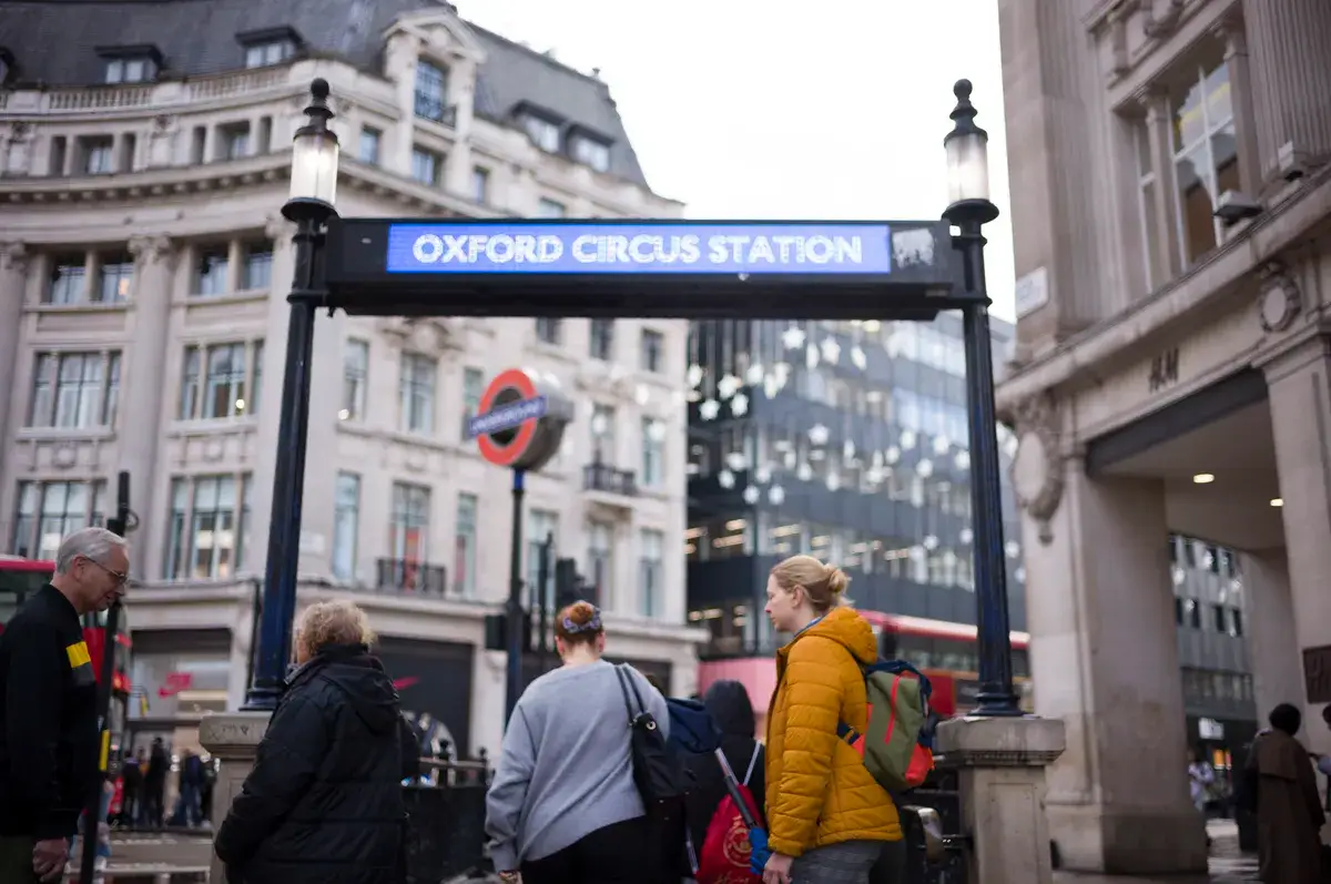 徕卡M EV1样片集：繁忙的牛津广场地铁站入口