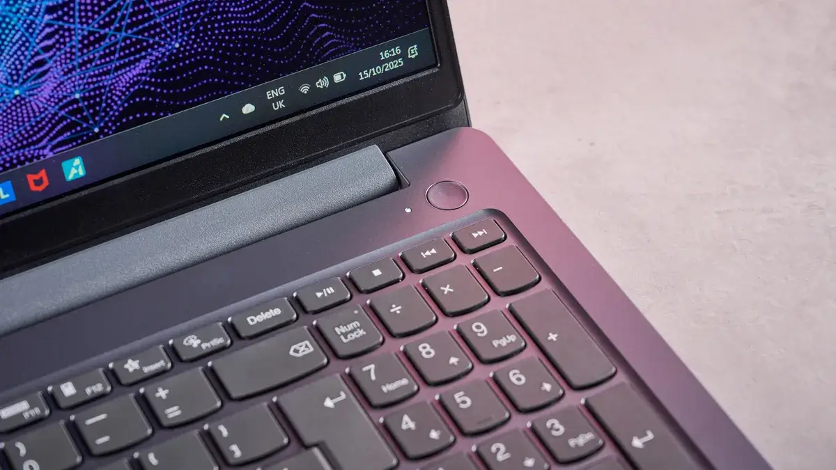 联想 LOQ Essential Gen 9 笔记本电脑（打开后放在桌面上）的数字键盘和电源按钮特写