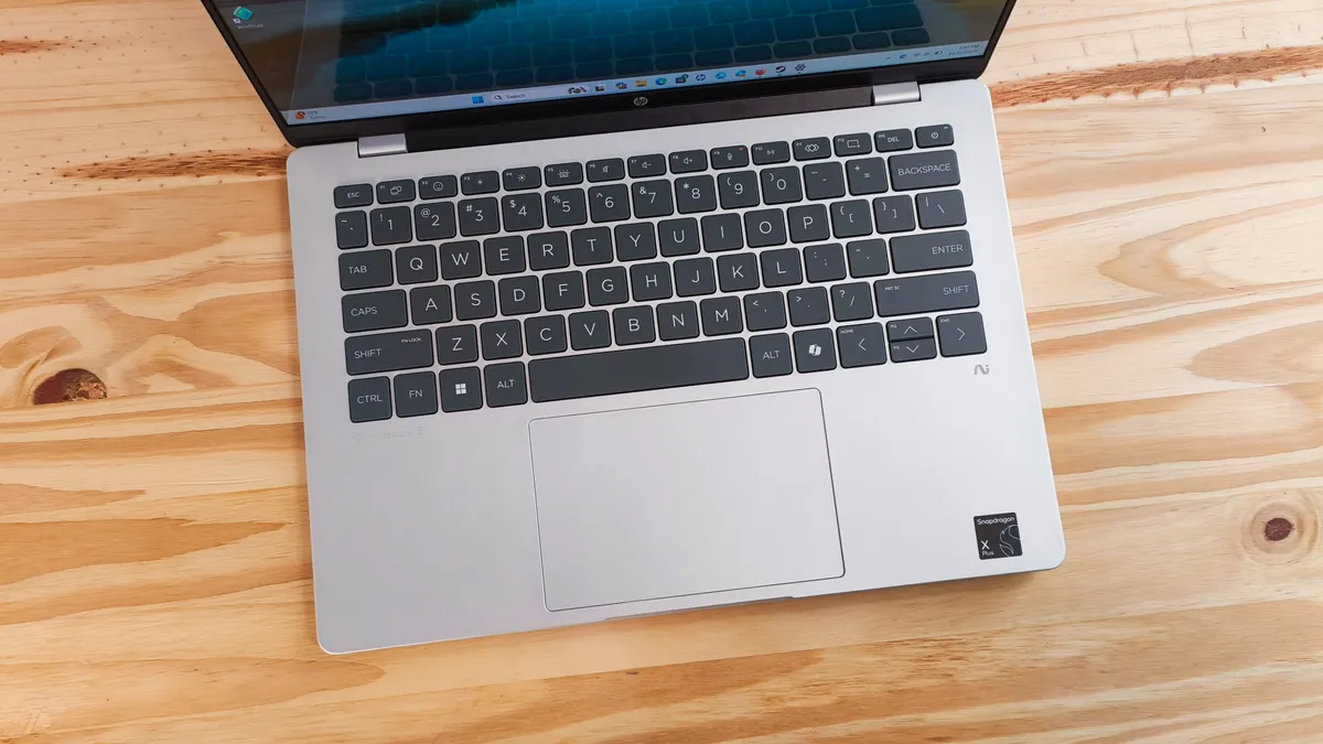 桌上的 HP OmniBook 5 14 英寸新一代 AI PC