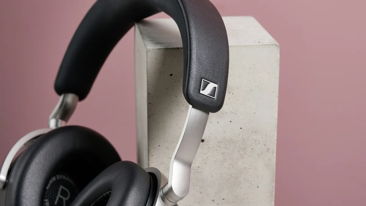 Sennheiser HDB 630 头带上的 Sennheiser 标志