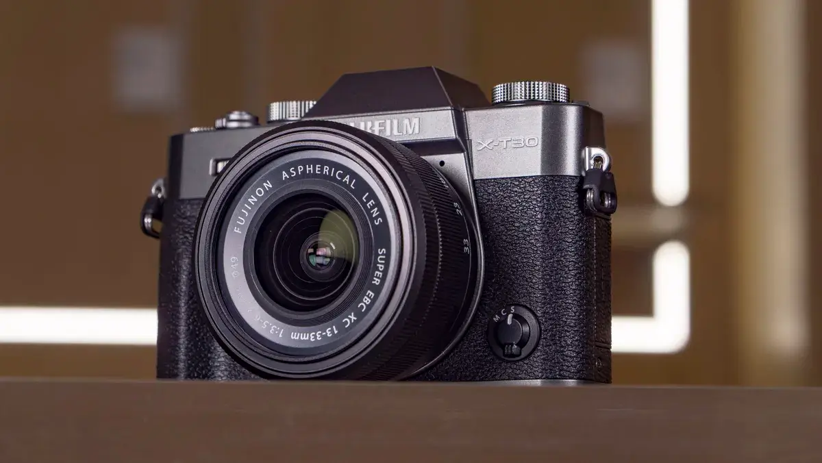 玻璃桌上的富士 X-T30 III 相机