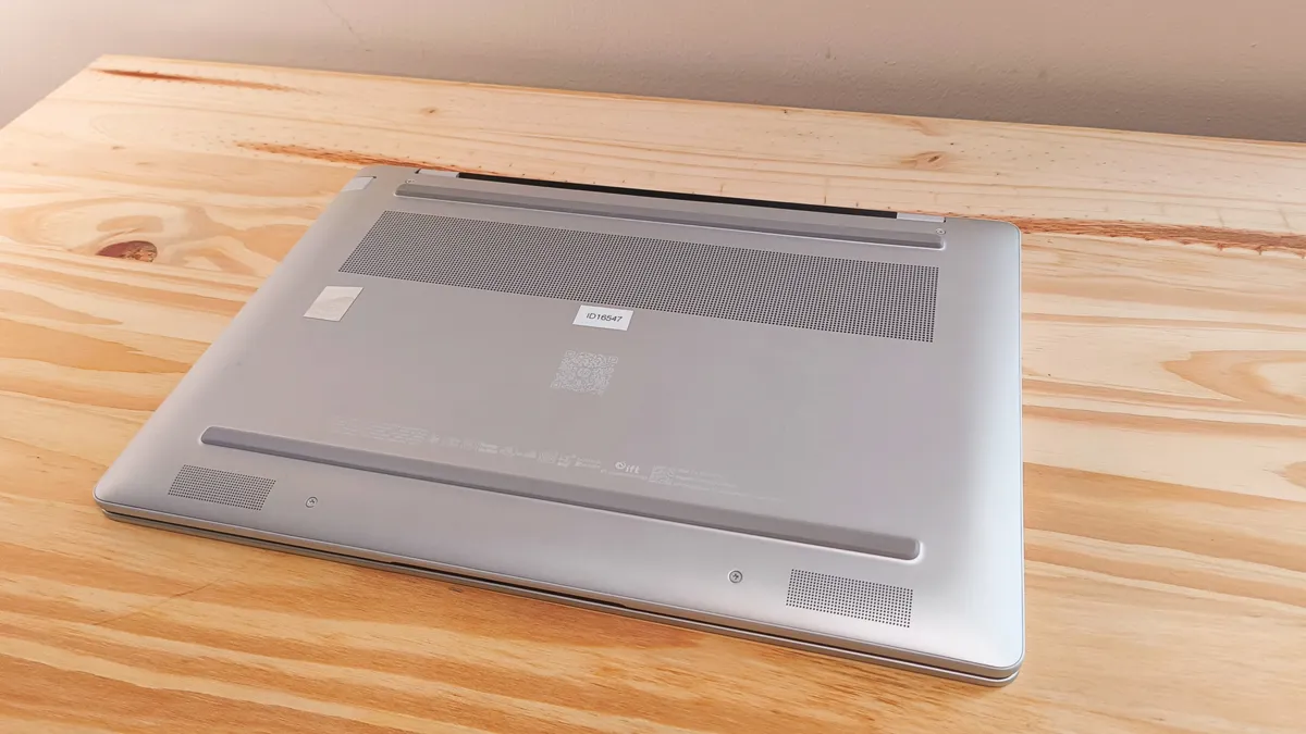 桌上的 HP OmniBook 5 14 英寸新一代 AI PC