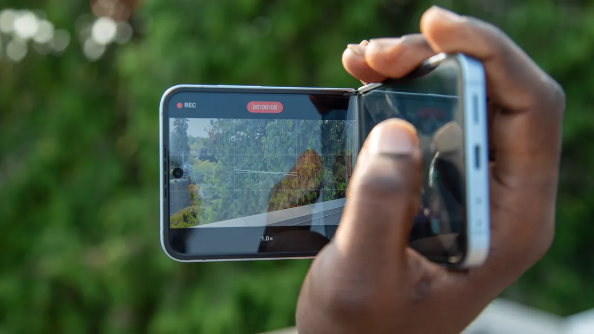 三星 Galaxy Z Flip 6 处于摄像机模式