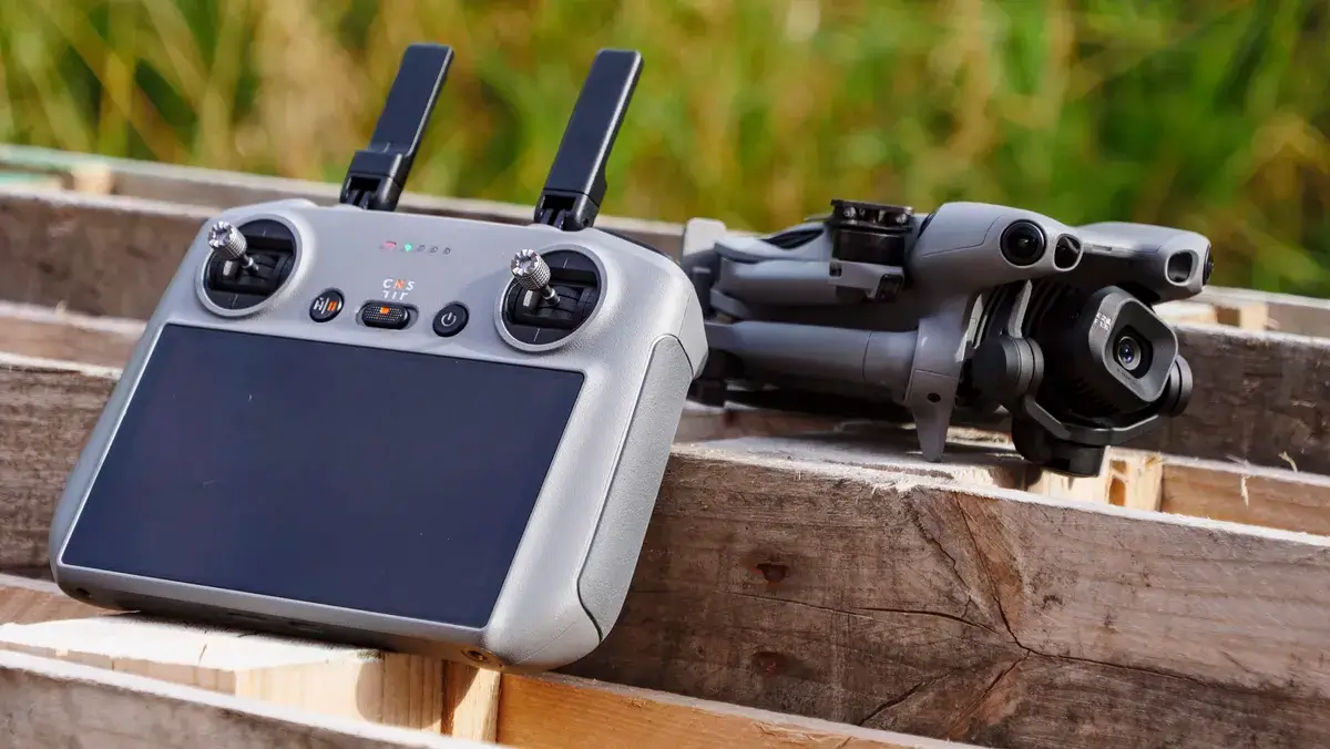 DJI Mini 5 Pro 无人机与 RC 2 控制器一起放在木箱上