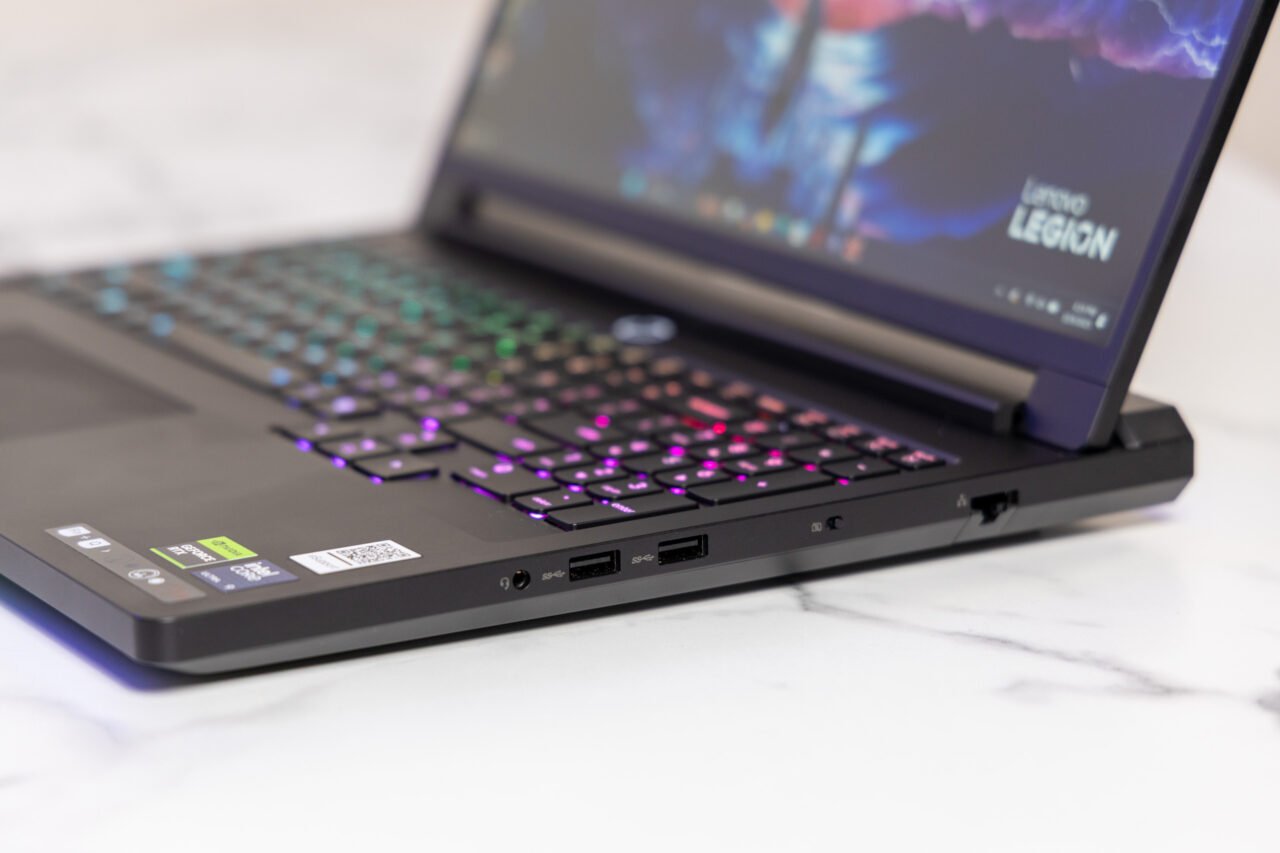 联想 Legion Pro 7i 右侧端口