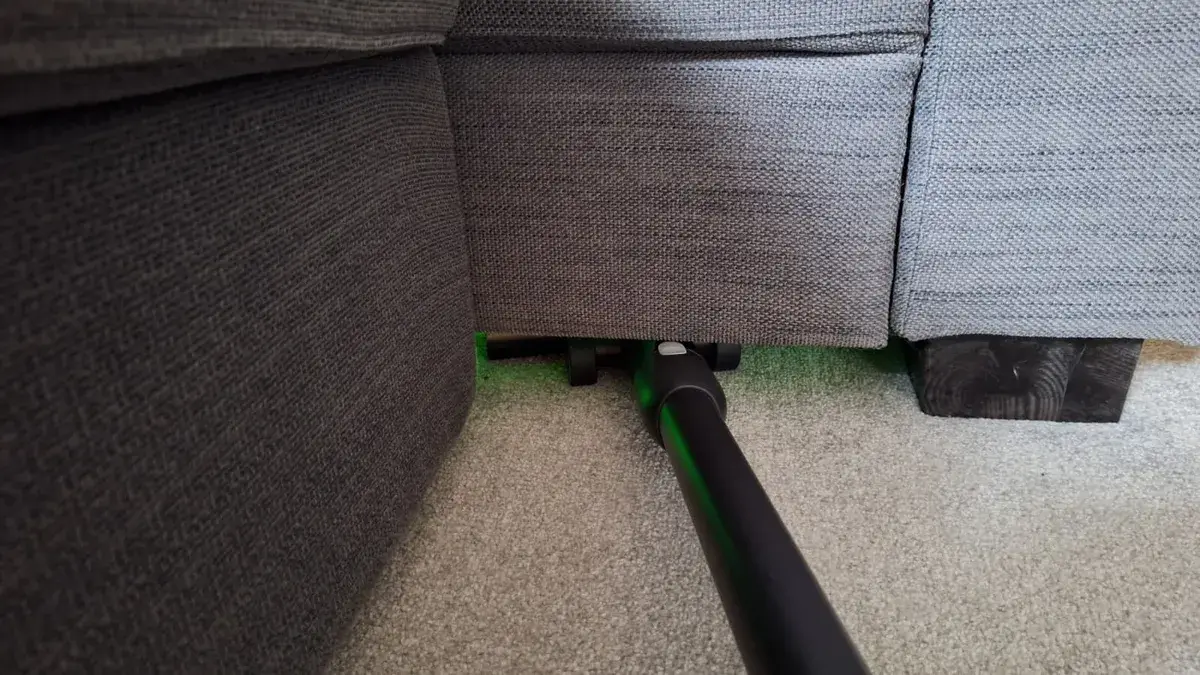 Roborock H60 Hub Ultra 沙发下方清洁