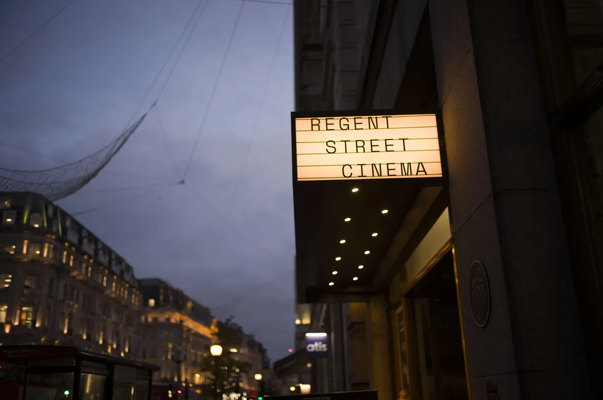 徕卡 M EV1 样片集：黄昏时分的伦敦摄政街电影院