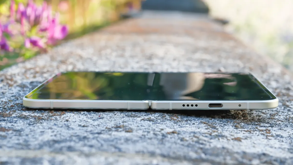 翡翠绿色的 Google Pixel 10 Pro Fold 放在台阶上