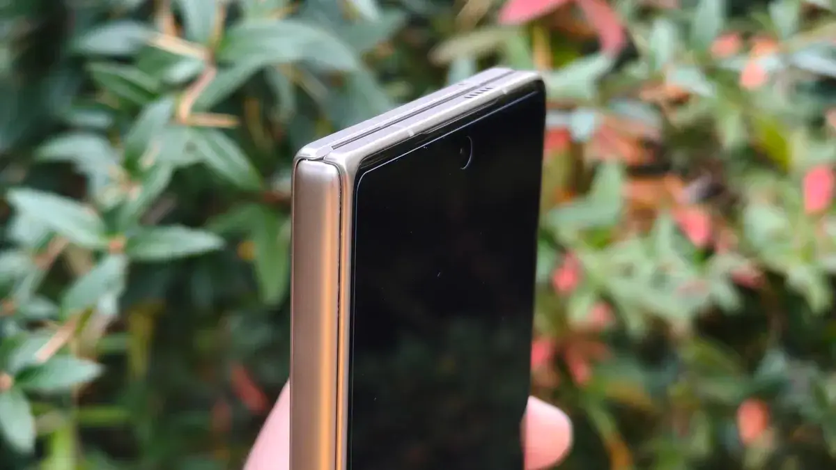 Honor Magic V5 的光滑铰链和角落