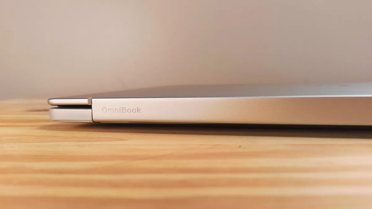 桌上的 HP OmniBook 5 14 英寸新一代 AI PC