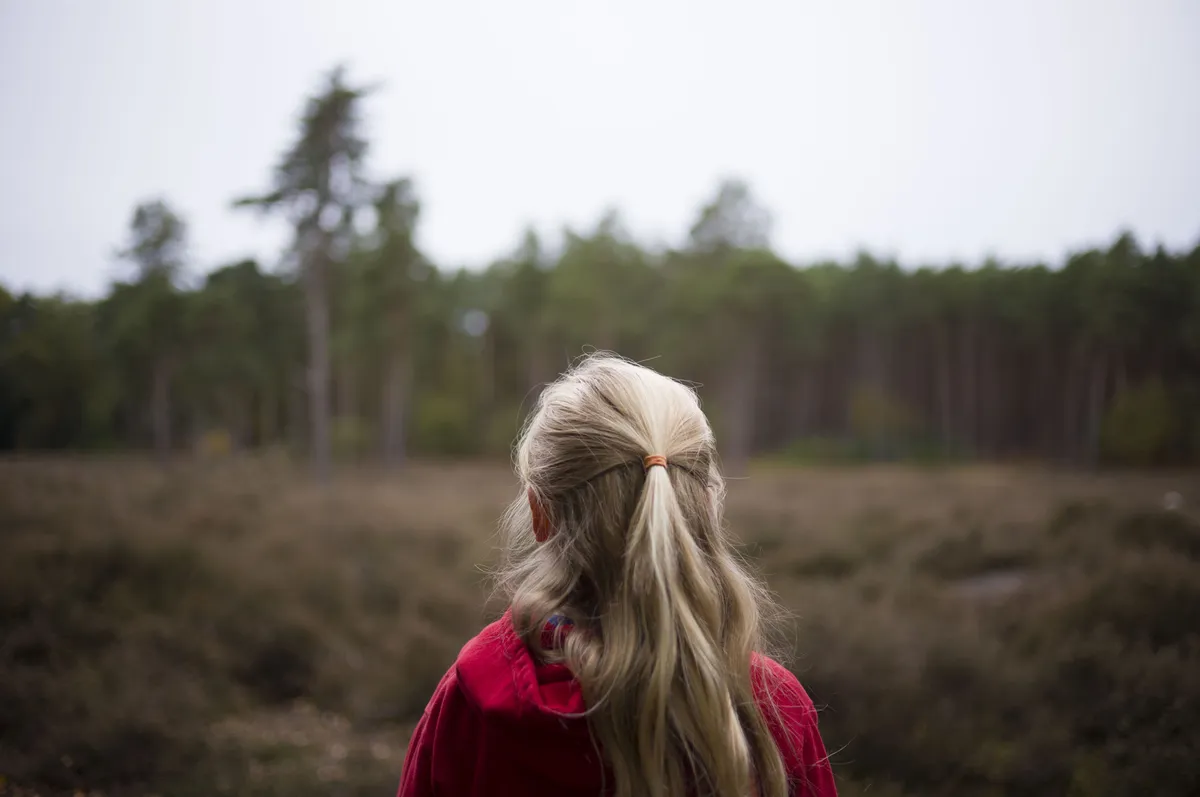徕卡 M EV1 样张集：凝视森林的年轻女孩