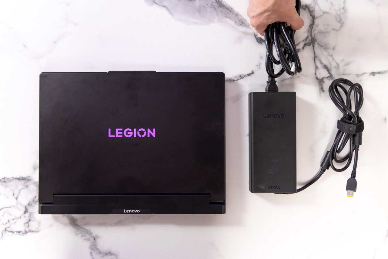 联想 Legion Pro 7i 硕大的充电器