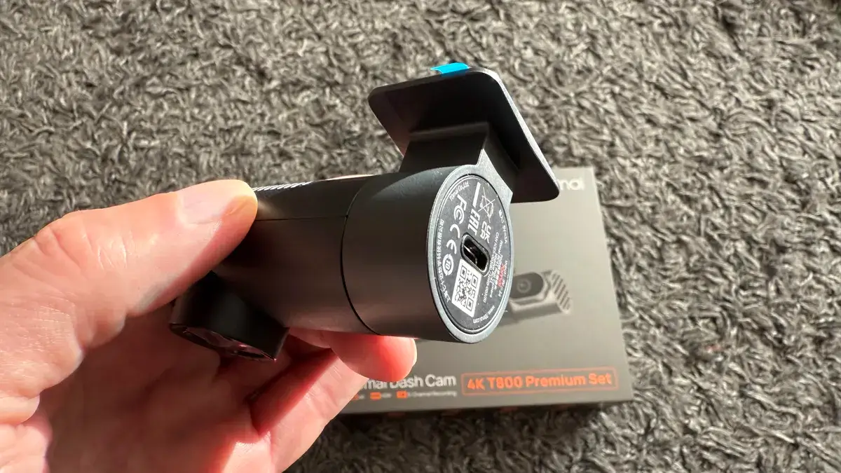 手拿着 70迈 4K T800